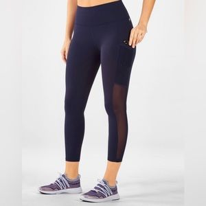 NWT Fabletics Women’s Leggings Mila Pocket Capri - Size M